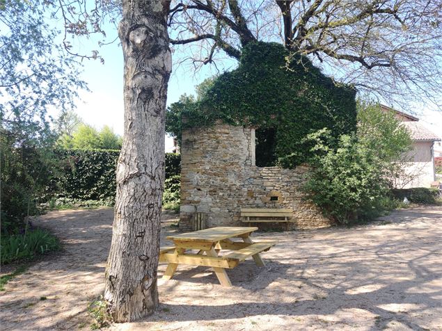 départ du sentier de l'arboretum : la maison en ruine et l'arbre au milieu - Sabrina Megani