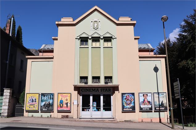 Extérieur du cinéma Star - OT MCM