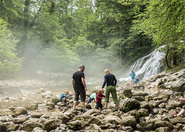 Promeneurs à la cascade - Didier Gourbin/Grand Chambéry