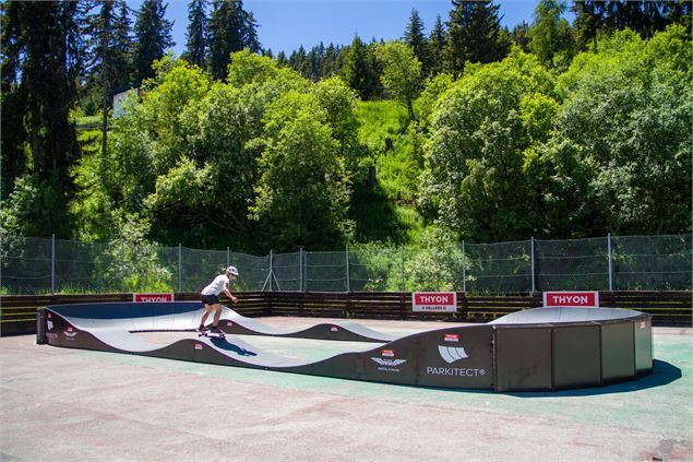 Fille sur pumptrack - Thyon Région Tourisme SA