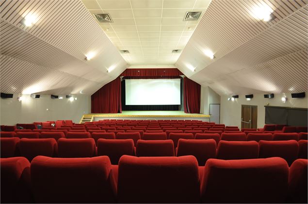 Intérieur de la salle de cinéma Albiez - OTICoeurdemaurienne