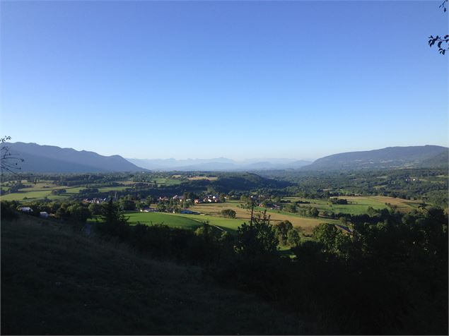 Vue sur le Valromey, le Grand Colombier, la Chartreuse et le Vercors depuis Hotonnes - M.Ballet