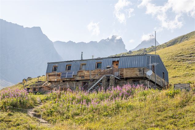 le refuge des aiguilles d'arves - Thibaut Blais - Collection FFCAM