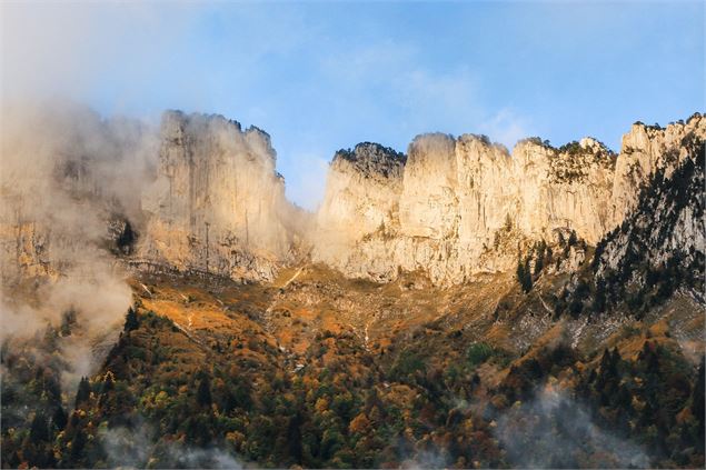 Vue sur les falaises du Parmelan - © OT Thônes Coeur des Vallées
