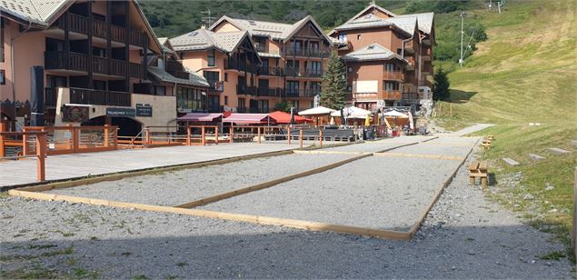 terrains de pétanque sur le front de neige de Valmeinier - OT Valmeinier - Audrey Duchamp