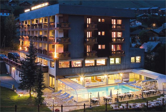 Piscine de l'Hôtel des Soldanelles été vue de nuit - MY GROOM SERVICE