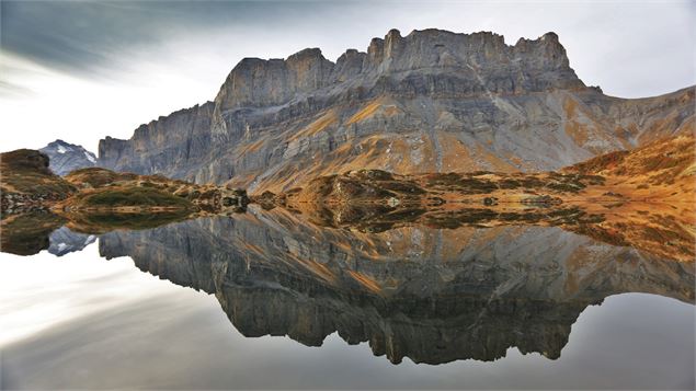 Vue sur les Rochers des Fiz depuis le lac de Pormenaz - photo sous licence Creative Commons https://