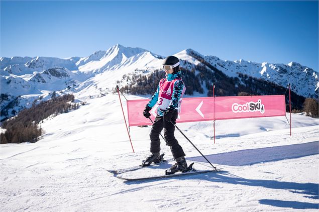 Skieur sur une piste débutants - JNJ Photo