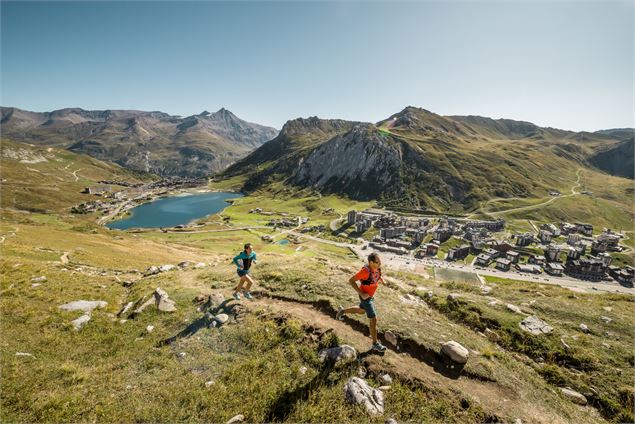 Montée avec vue sur le lac de Tignes - andyparant.com