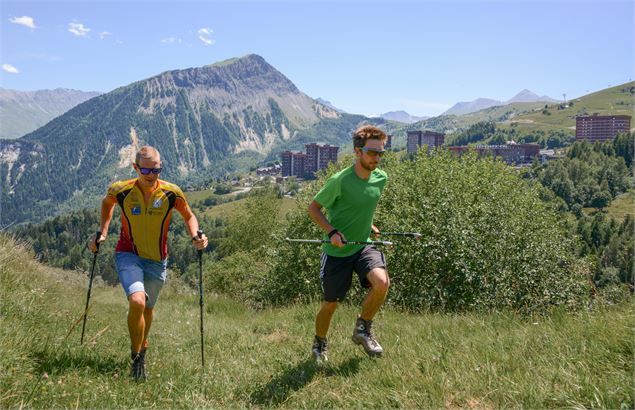 Deux traileurs en train de courir sur le Plan Chaud au Corbier - Office de Tourisme Le Corbier