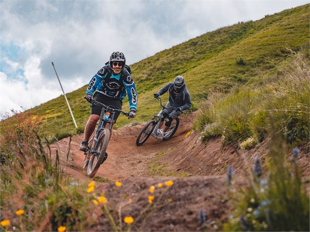 Deux VTTistes sur la piste de VTT DH La Saute Mouton au Corbier - Office de Tourisme Le Corbier