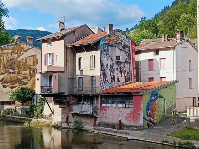 Vue de peintures en façade des maisons au-dessus de la rivière d'Albarine - Sabrina Megani / Plaine 