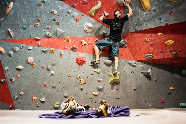 Homme sur le mur d'escalade du Centre Aquasportif de Val d'Isère - Yann Allegre