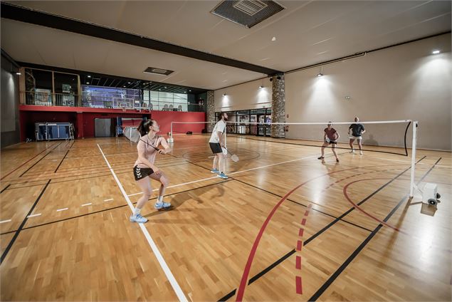 Sportifs en train de jouer au badminton dans la salle multi-sports du Centre Aquasportif de Val d'Is