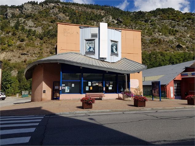 Extérieur et entrée du cinéma l'Embellie - Dauphiné Libéré