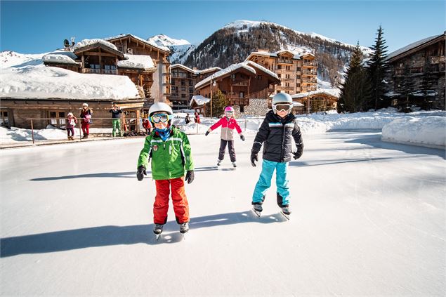 Trois enfants à la patinoire de Val d'Isère - Yann ALLEGRE