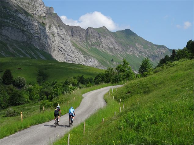 Col de l'Apetaz via Héry_2 cyclistes et vue - Office de Tourisme du Val d'Arly