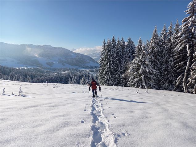 Un randonneur en raquettes - Megève Tourisme