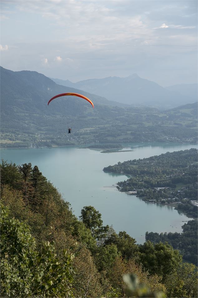 Parapentiste au col de l'Épine - Anthony Cottarel pour Office de tourisme Pays du lac d'Aiguebelette