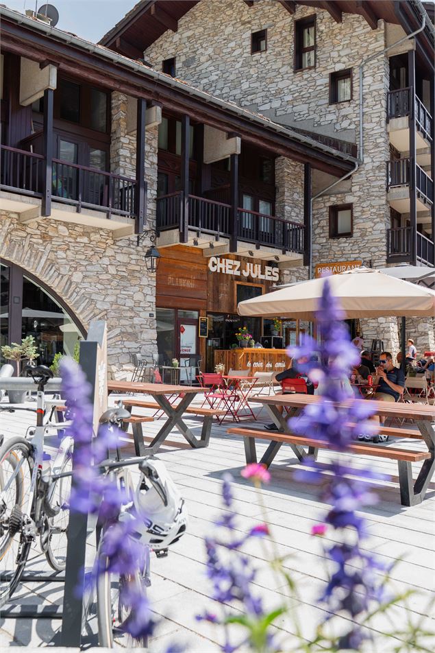 Chez Jules - Coin des Amis en été - Elisa Vercueil - Val d'Isère Tourisme