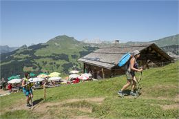 Refuge de la Bombardellaz avec randonneurs - SavoieMontBlanc-Martelet