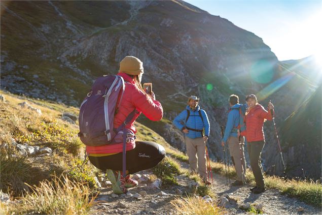 Groupe de randonneurs qui font des photos sur la croix de combefolle - Val d'Isère Tourisme