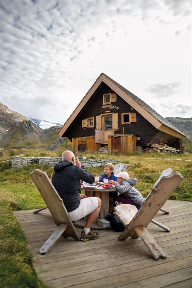 Famille qui déjeune dehors au refuge du fond des fours - Val d'Isère Tourisme