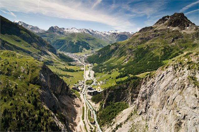 Vue sur la Vallée, village et Bellevarde - Val d'Isère Tourisme