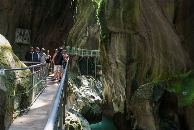 visiteurs sur passerelle dans les gorges - Y.Tysseire - OT Vallée d'Aulps