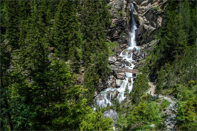 Vue sur la cascade depuis l'aire aménagée - Marina KOKKELINK