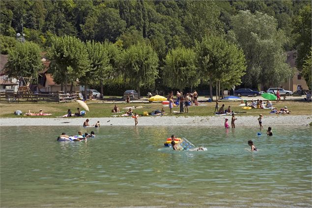 Plage du plan d'eau de Serrières en Chautagne - E-Com-Photos/C.Baudot