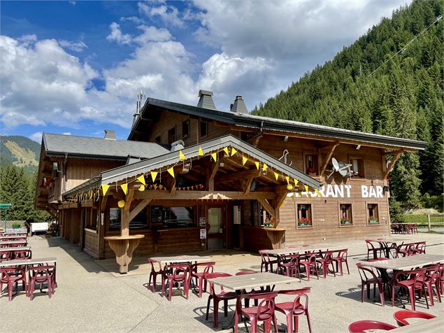 La terrasse du bar en été - Perdrix Blanche