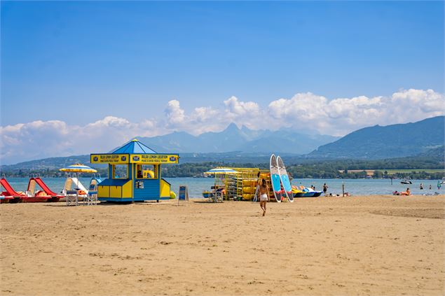 Vue sur la plage et les montagnes - Destination Léman - C.Vuillequez