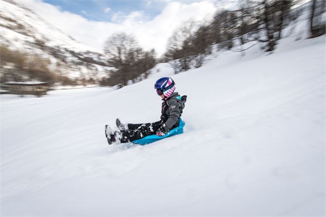 enfant qui descend en luge sur la piste de luge à valloire - Alban Pernet