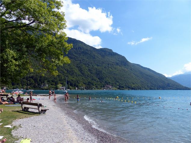 La plage d'Angon à Talloires - Marie-Paule Rouge-Pullon / SAMETT