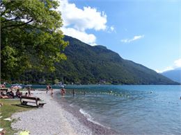 La plage d'Angon à Talloires - Marie-Paule Rouge-Pullon / SAMETT