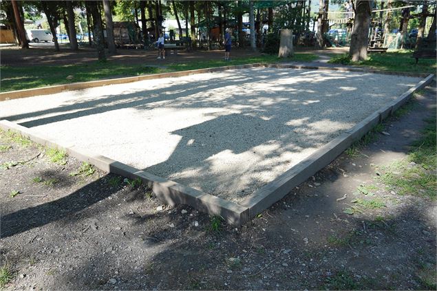 Terrain de pétanque au bord du Lac Bleu à Morillon - HGT