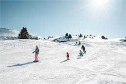 En famille sur la piste ludique "Green" Flocon Vert - L.Meyer - Châtel