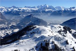 Vue sur le domaine skiable du Massif des Brasses et la chaine du Mont Blanc au loin - Maison des Bra
