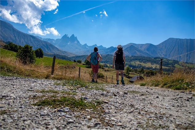 Randonneuses face aux aiguilles d'Arves avant la montée - OTI Cœur de Maurienne