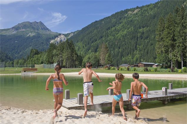 Plage surveillée du  lac de baignade du Pontet - Gilles Lansard