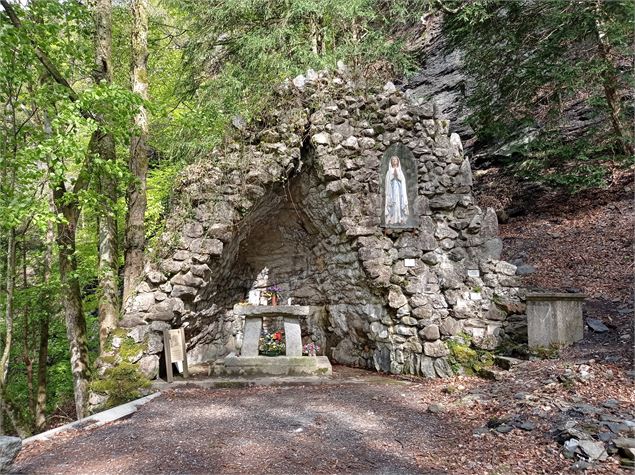 sentier pédestre : de la chapelle de l'Immaculée à la grotte mariale de Lévaud - Véronique Lorenzi