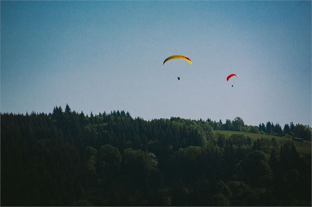 Parapente au dessus du Pleney de Morzine - Sam Ingles