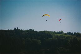 Parapente au dessus du Pleney de Morzine - Sam Ingles