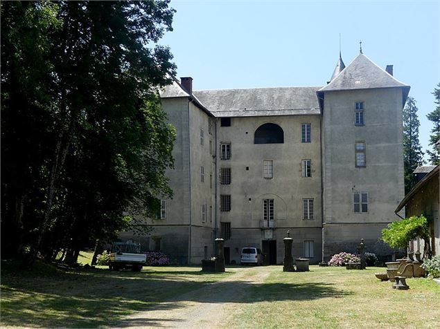 Le château de Chamoux - Crédit photo : Florian Pépellin - Sous licence Creative Commons