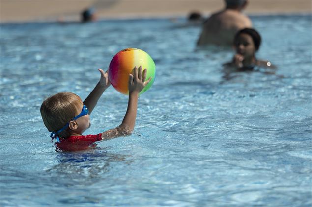 Enfant jouant au ballon dans l'eau - Office de tourisme de Samoens