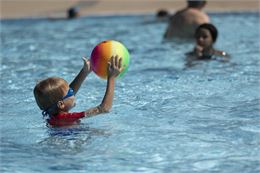 Enfant jouant au ballon dans l'eau - Office de tourisme de Samoens