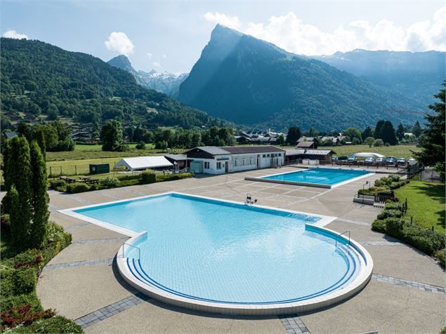 Piscine avec drone, vue sur le criou - OT Samoëns