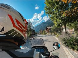 Balade en moto dans la vallée d'Abondance - Clémence Priez OT