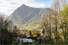 Vue sur la Rivière Enverse et le Marcelly - Haut-Giffre Tourisme